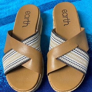 Earth Leather Platform Crossband Sandals Size 8.5